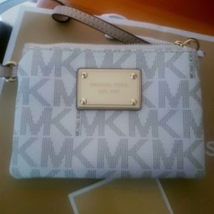 NWOT medium Michael Kors wristlet